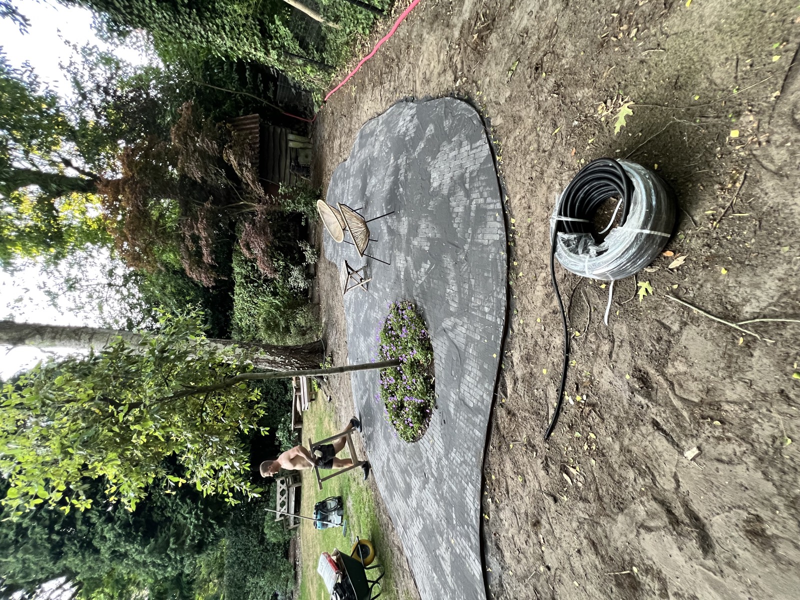 Tuinpad in kleiklinkers met boomcirkel in Brugge door NieuwTerras